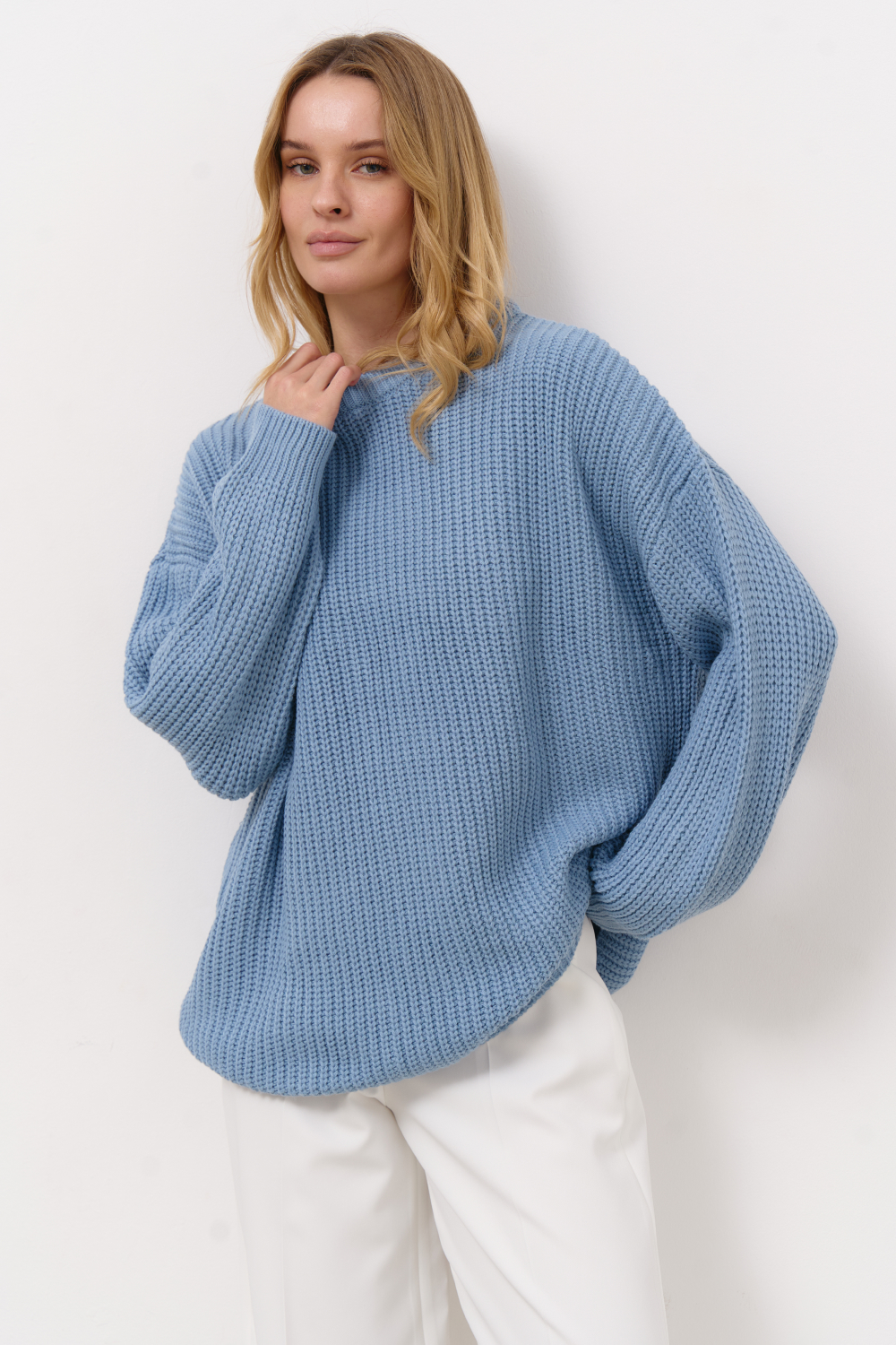 Блакитний светр у стилі oversize Блакитний светр у стилі oversize