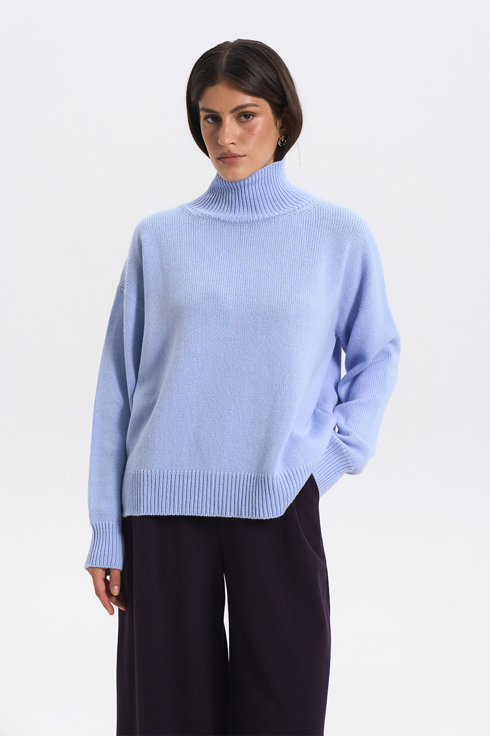 Блакитний светр із вовни мериносу