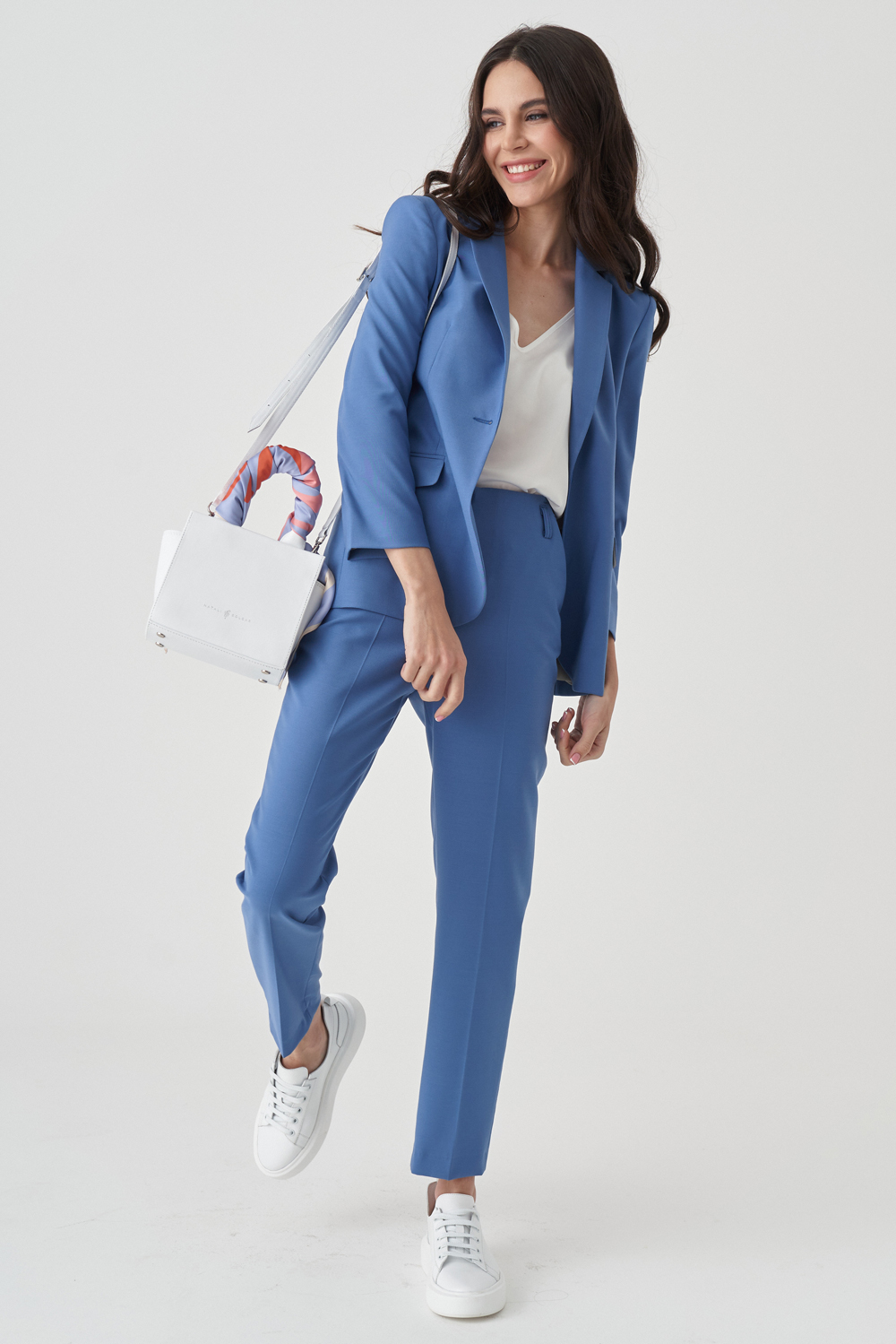 Костюмные брюки с поясом василькового цвета