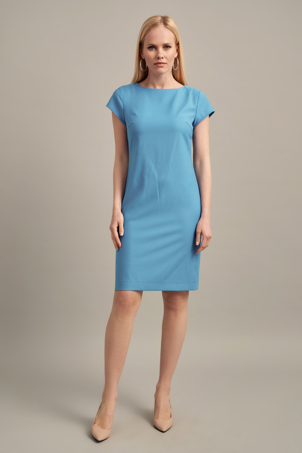 Платье футляр яркого-голубого цвета с коротким рукавом