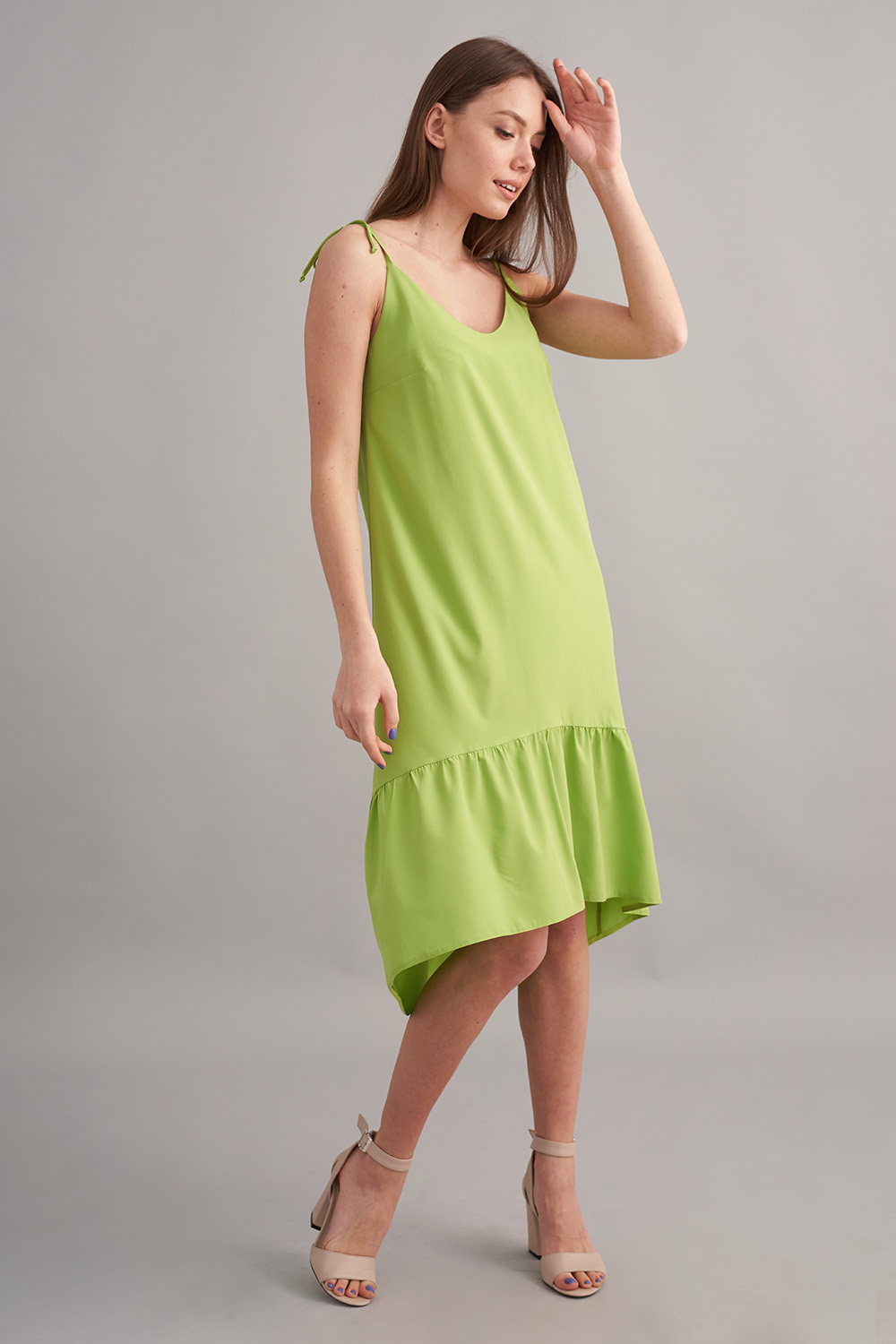 Летнее платье салатового цвета с асимметричным низом