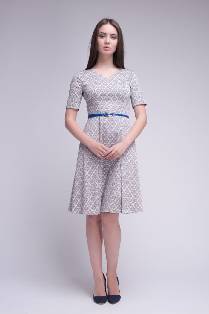 Платье с абстрактным принтом со складками