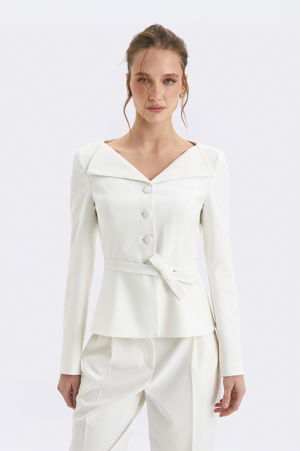 Молочний жакет з баскою і поясом