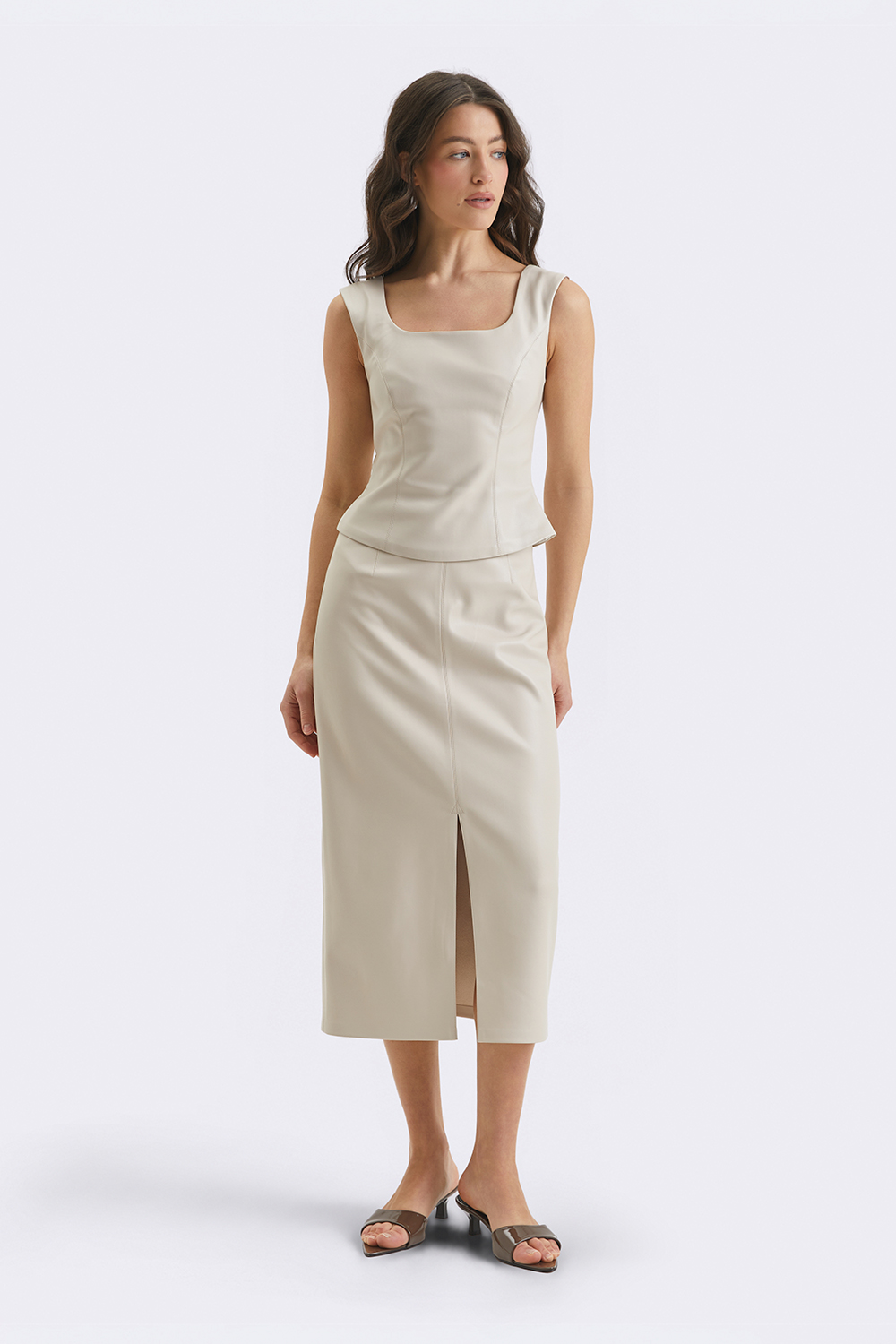 Кремова спідниця з екошкіри