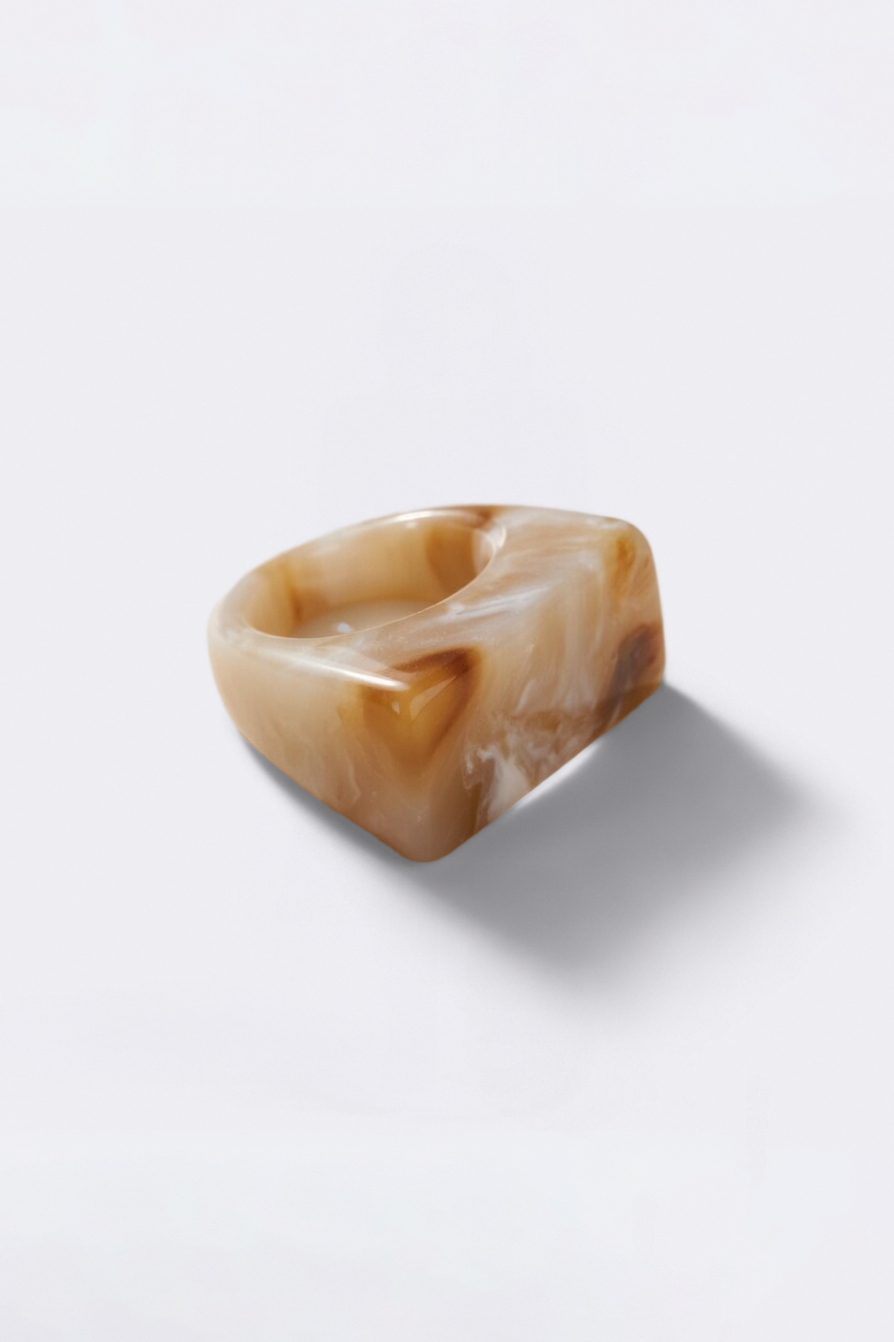 Бежево-молочна каблучка зі смоли