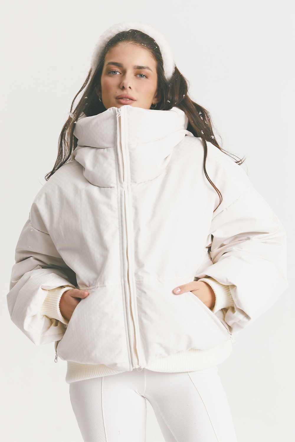 Короткий пуховик молочного кольору