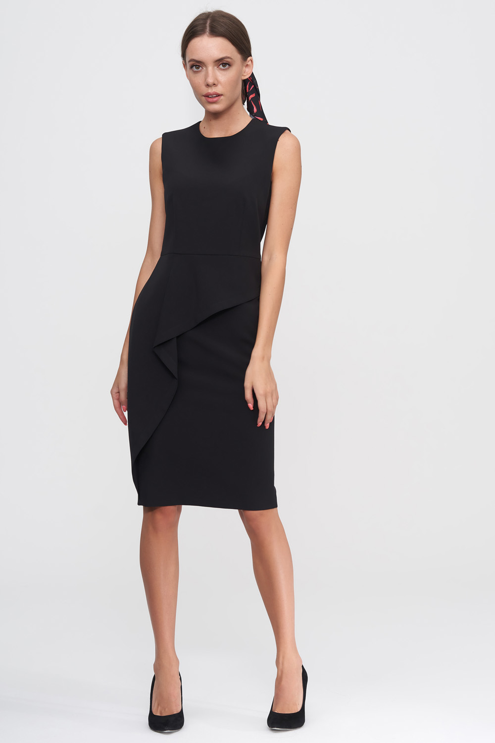 Сукня-футляр чорного кольору із баскою