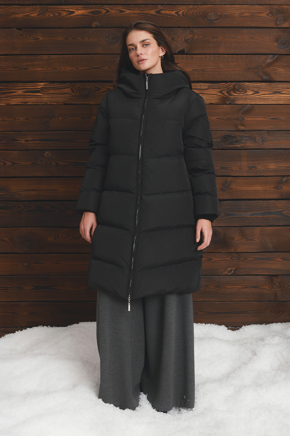 Подовжений пуховик чорного кольору