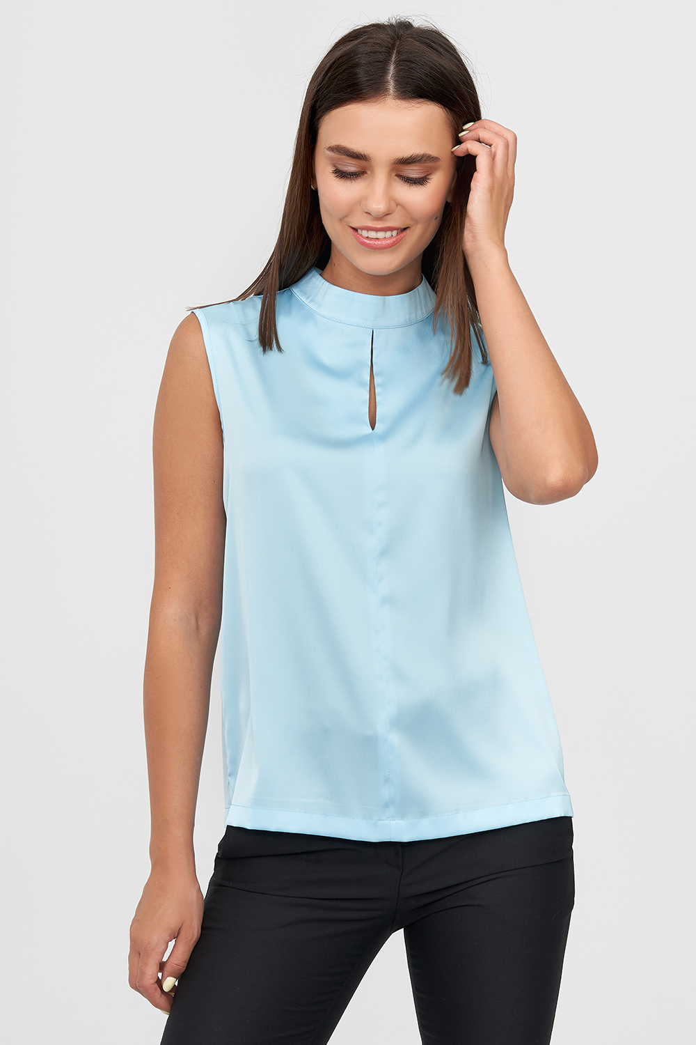 Шелковая блуза без рукавов голубого цвета