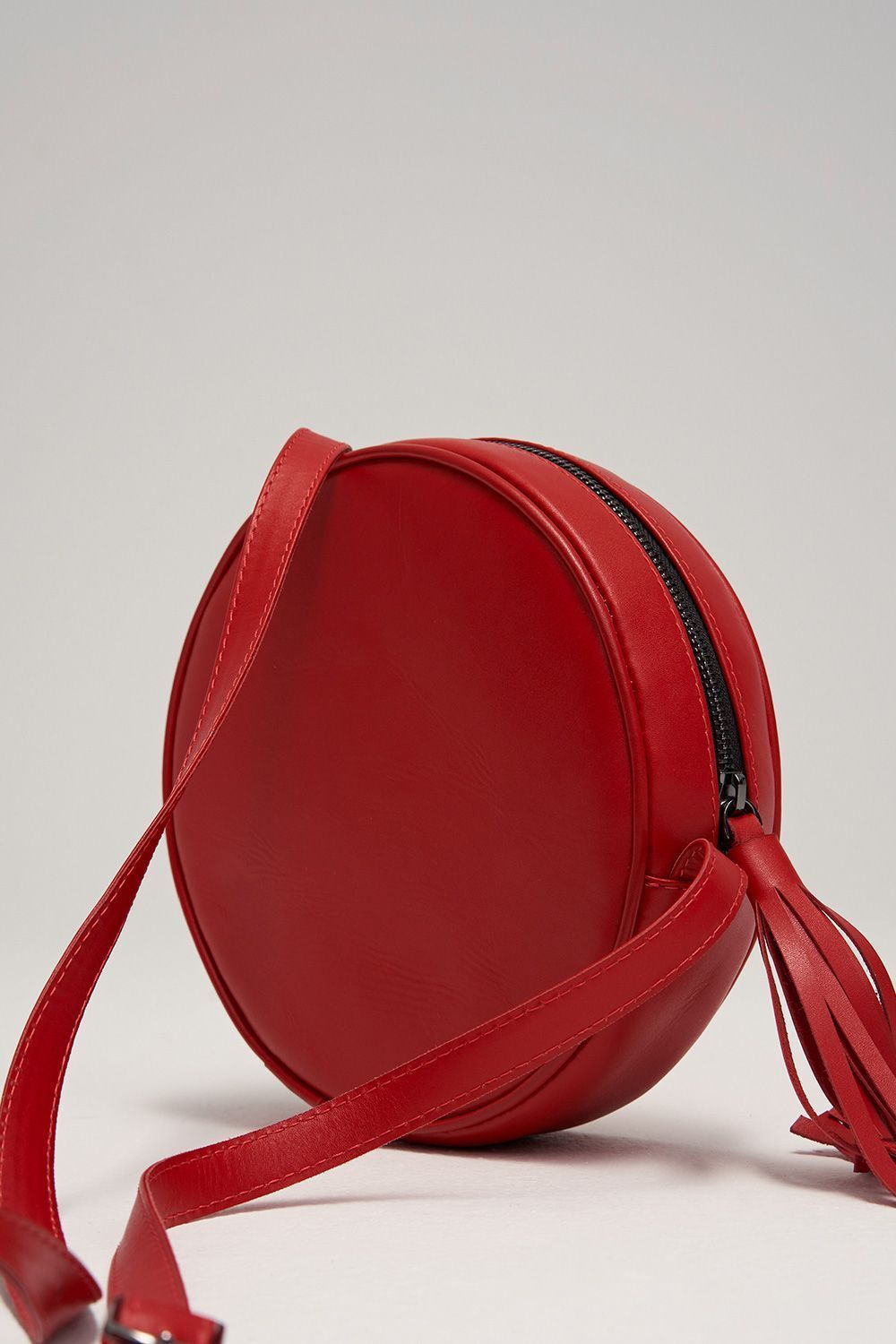 Круглая сумочка красного цвета