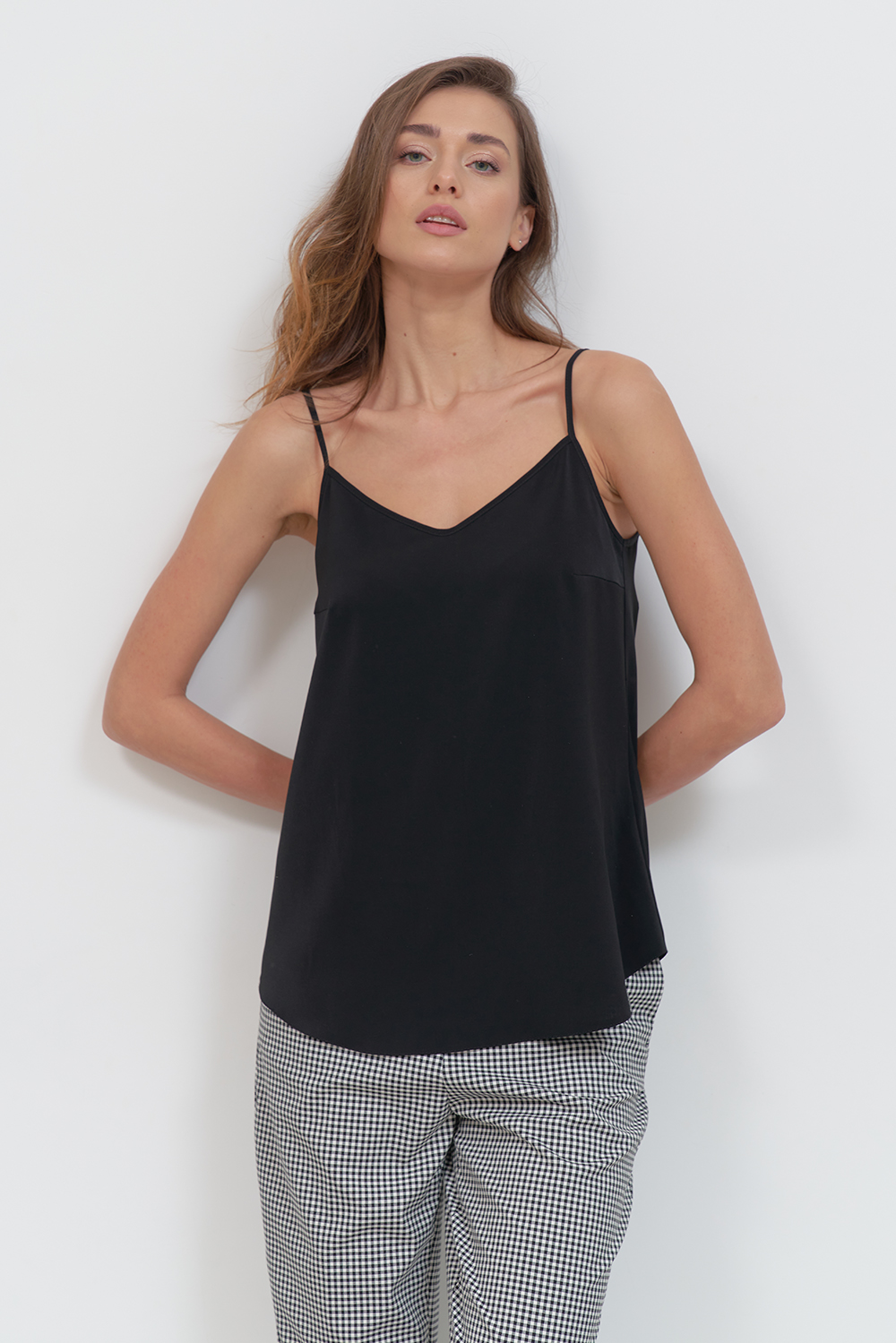 Топ на бретелях чорного кольору