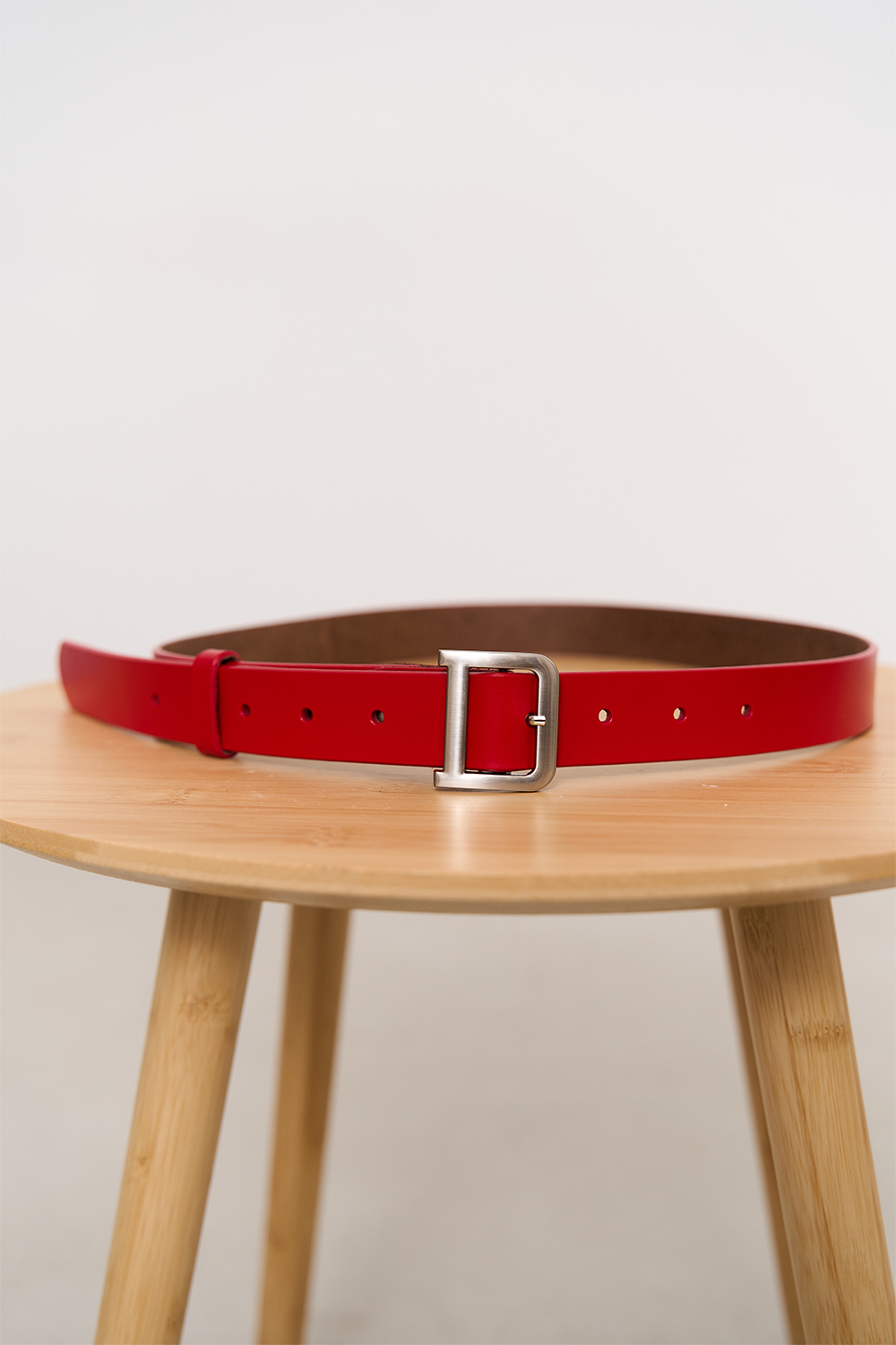 Червоний шкіряний ремінь із квадратною пряжкою