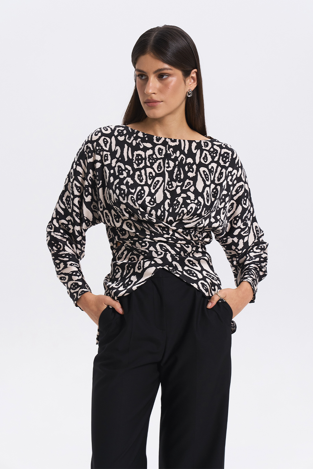 Принтована блуза з акцентною талією