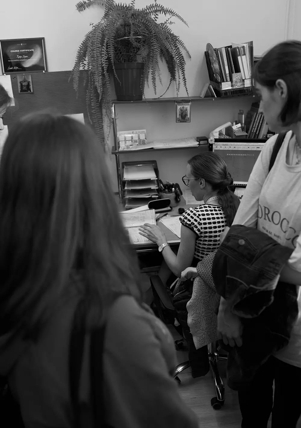 Сукня з геометричним принтом Natali Bolgar на співробітниці за робочим столом в офісі команди.