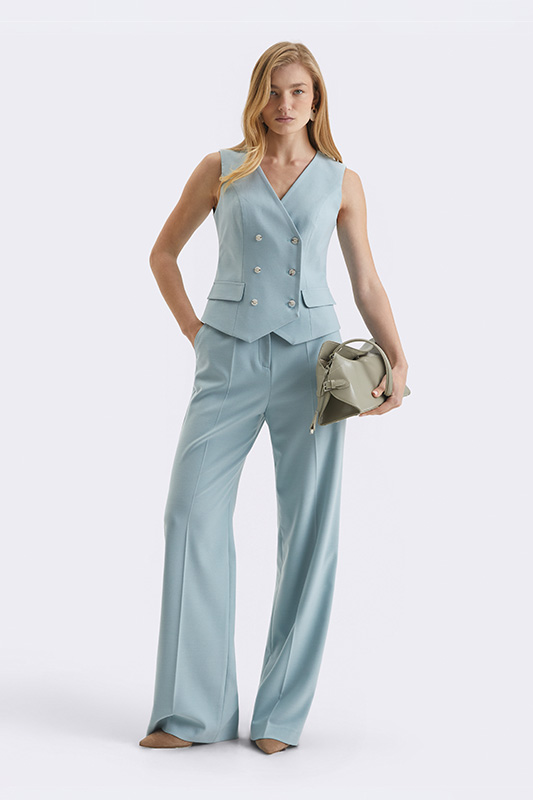 Жіночий стильний образ від Natali Bolgar: пастельно-блакитний жилет та широкі штани для літнього сезону.