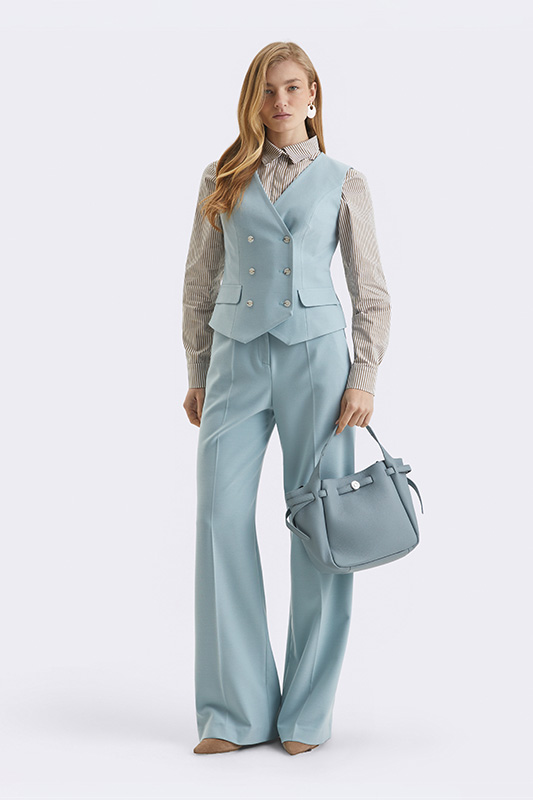 Жіночий офісний стиль від Natali Bolgar: пастельно-блакитний жилет, широкі штани та смугаста сорочка для елегантного образу.