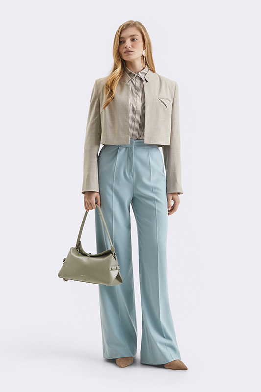 Жіночий діловий кежуал від Natali Bolgar: бежевий кроп-жакет, смугаста сорочка та пастельно-блакитні широкі штани.