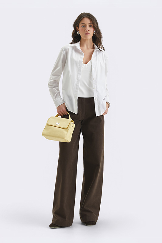 Жіночий повсякденний образ Natali Bolgar з білою сорочкою, топом та широкими коричневими штанами. Ідеальний вибір для весни.