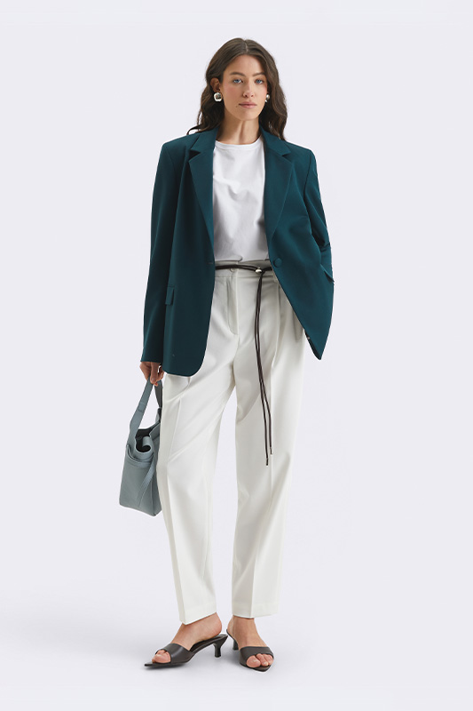 Жіночий образ Natali Bolgar: стильний смарагдовий жакет, біла футболка та широкі штани. Ідеально для весняного повсякдення.