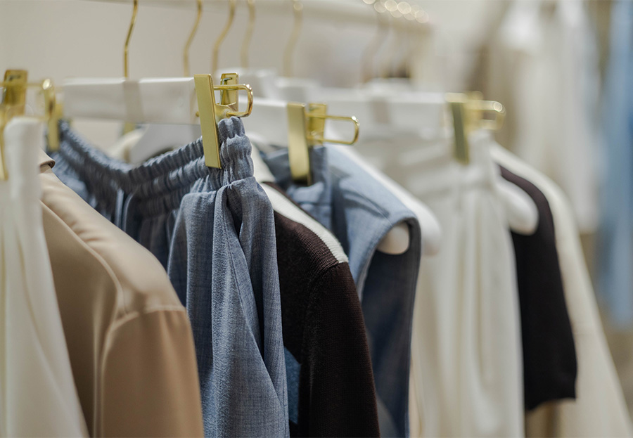 Жіночий повсякденний образ від Natali Bolgar: блакитні штани, бежева блуза та темний светр для стильного і функціонального гардеробу.