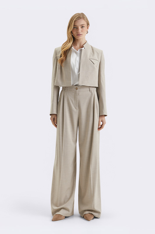 Діловий образ на весну від Natali Bolgar: бежевий укорочений жакет, біла блуза, широкі штани. Елегантний жіночий образ.