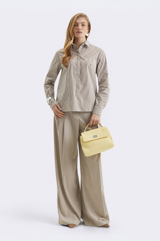 Стильний образ від Natali Bolgar: смугаста жіноча сорочка та бежеві широкі штани для офісу та повсякденного носіння.