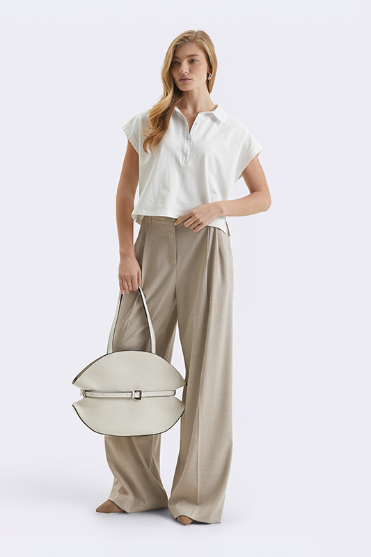 Повсякденний образ від Natali Bolgar: біла жіноча поло та комфортні бежеві широкі штани на літо. Легкий та стильний.