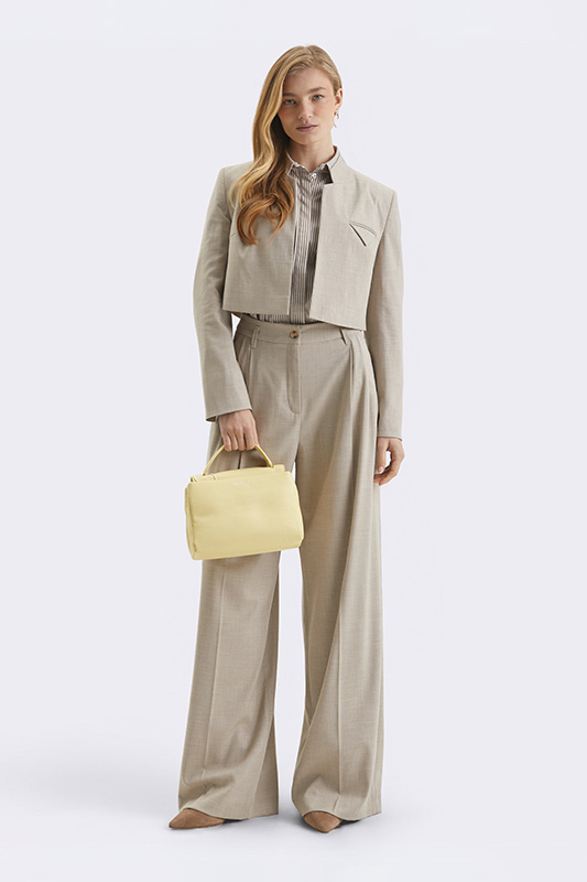 Елегантний діловий образ від Natali Bolgar: укорочений бежевий жакет, смугаста сорочка та широкі жіночі штани.