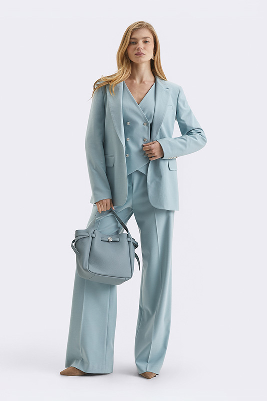 Жіночий образ на весну від Natali Bolgar: пастельно-блакитний жакет, жилет та широкі штани для елегантного ділового стилю.