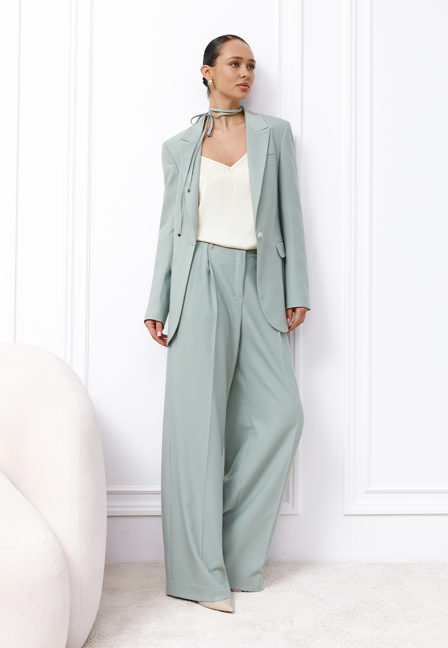 Жіночий образ з жакетом і штанами світло-зеленого кольору від Natali Bolgar