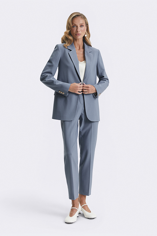 Діловий образ з блакитним жакетом та штанами від Natali Bolgar