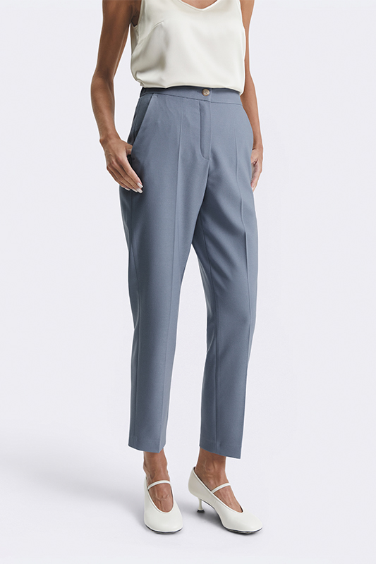 Блакитні широкі штани з білою блузою від Natali Bolgar