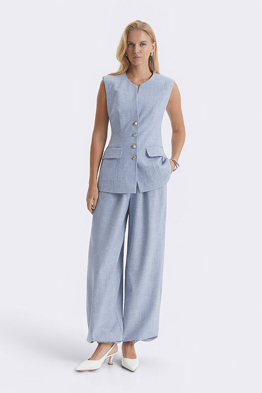 Блакитний жакет та широкі штани від Natali Bolgar з білими туфлями