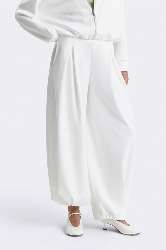 Білі широкі штани від Natali Bolgar з білими туфлями та худі
