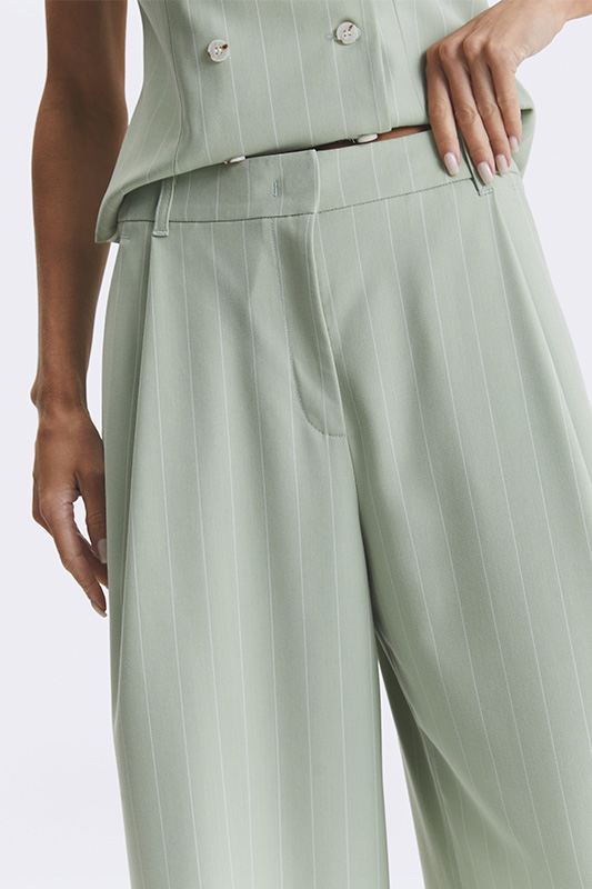 Жіночі штани Natali Bolgar світло-зеленого відтінку у смужку для модного ділового або повсякденного образу.