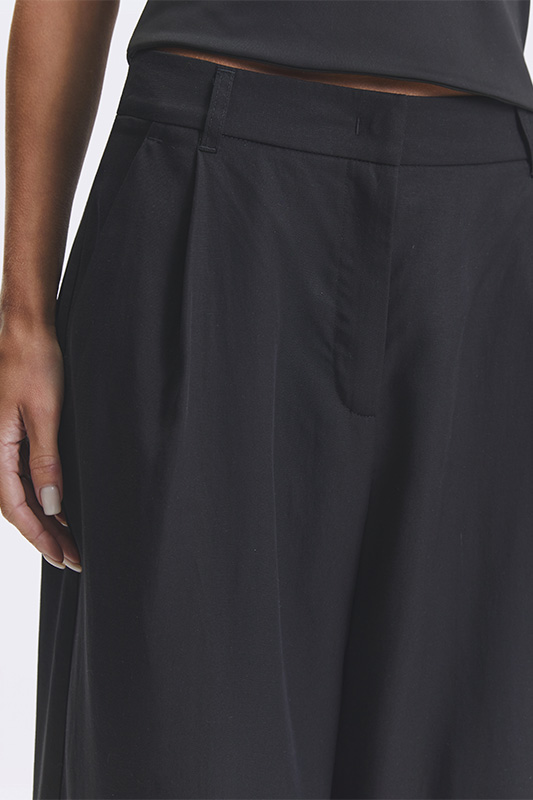 Широкі жіночі штани Natali Bolgar чорного кольору – базовий елемент для створення комфортного та стильного образу.