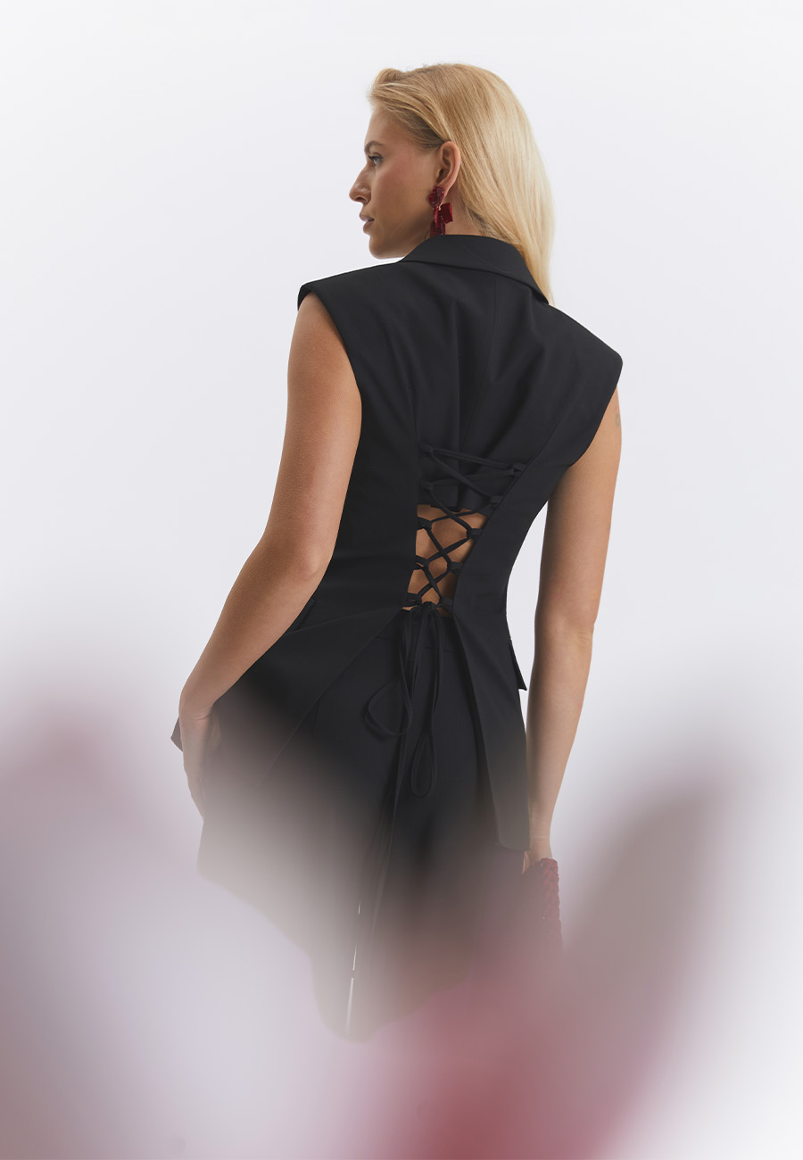 Жіноча чорна сукня-жилет з елегантною шнурівкою на спині – втілення вишуканості від Natali Bolgar для стильного образу.
