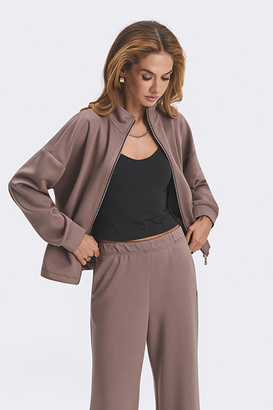 Стильний жіночий образ Natali Bolgar: вільний жакет та широкі штани кавового кольору. Комфортний комплект для повсякденного носіння.