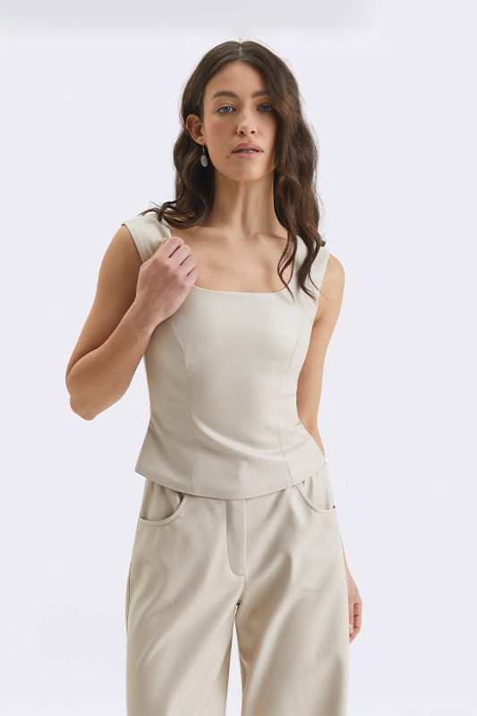 Жіночий літній образ від Natali Bolgar: бежевий топ з екошкіри та широкі штани для елегантного стилю на кожен день.