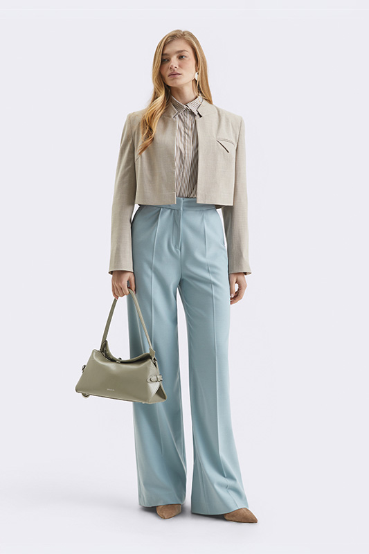 A fashionable spring look from Natali Bolgar: a cropped beige jacket, stylish light-blue trousers, and a striped shirt.