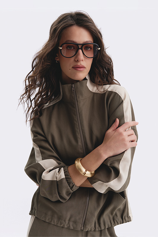 A sporty spring look from Natali Bolgar: a zip-up jacket and khaki trousers with beige stripes for comfortable off-duty style.