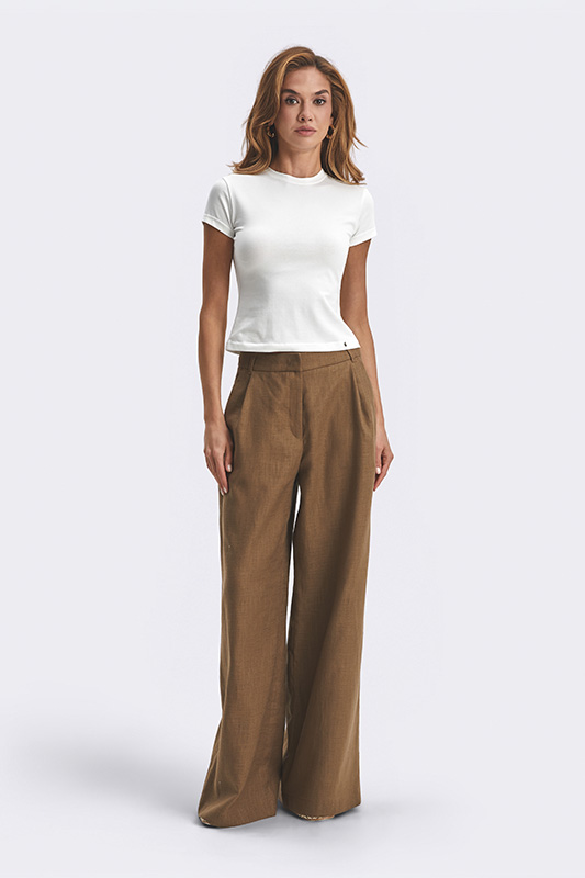 Elegant women's look by Natali Bolgar for work or everyday wear: a stylish white short-sleeve t-shirt and wide brown trousers.