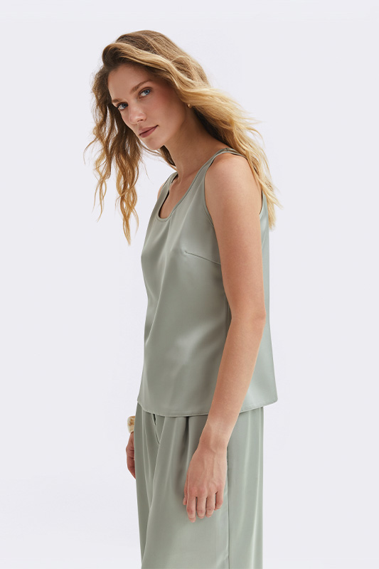 Women's olive-colored tank top and trousers by Natali Bolgar. A stylish and comfortable look for everyday or summer wear.