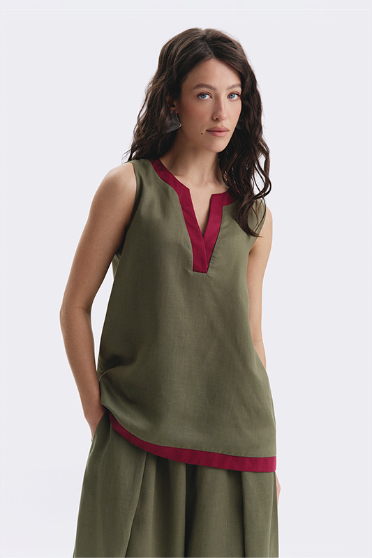 Women's olive Natali Bolgar tunic with burgundy inserts – a comfortable look for home and leisure.