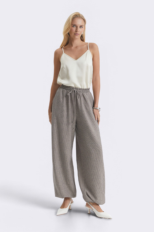 Elegant women's spring look by Natali Bolgar: a cream satin top and wide patterned trousers for a comfortable style.