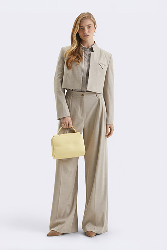 A refined business look from Natali Bolgar: a cropped beige jacket and wide trousers – your perfect choice for the office.