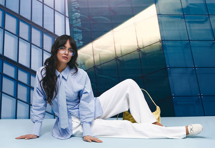 A Natali Bolgar business look: a striped women's shirt and white wide-leg trousers for spring. A stylish choice for the modern woman.