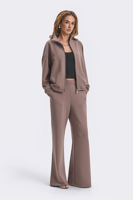 Natali Bolgar women's sporty jacket and wide trousers in trendy brown. The perfect look for comfort and style.
