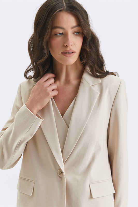 Beige women's jacket from Natali Bolgar — an elegant choice for a modern look. Pairs perfectly with a blouse, ideal for the spring season.