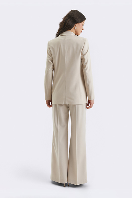 A Natali Bolgar women's look: beige jacket and wide trousers. The perfect option for an elegant style for the spring season.